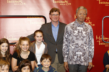 Enhüllung der Wachsfigur von Nelson Mandela,  Berlin