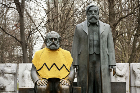 Karl Marx mit Charlie Brown Strickpullover in Berlin