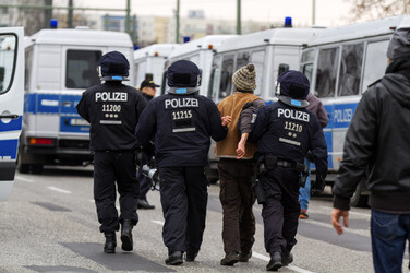Gegen-Demo zur Neonazi-Demo gegen Flüchtlinge, Berlin