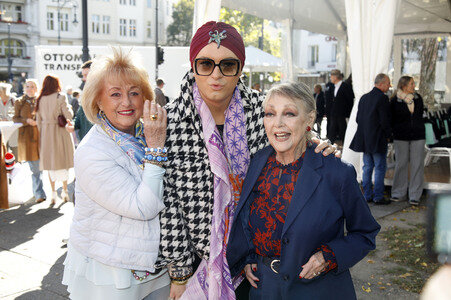 Offizielle Einweihung des Harald-Juhnke-Platzes in Berlin