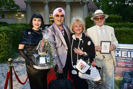 Theaterpremiere 'Der eingebildet Kranke' und 90. Geburtstag von Dieter Hallervorden in Berlin