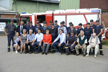 Angela Merkel besucht einen Milchbauernhof in Nienborstel