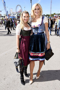 3. Wiesn Charity Lunch im Festzelt Zur Bratwurst beim Oktoberfest 2018 in München