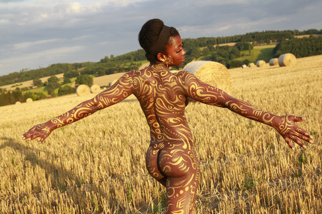 NATURE ART: Auf einem Feld in der Abendsonne / On a Field in the Evening Sun Bodypainting