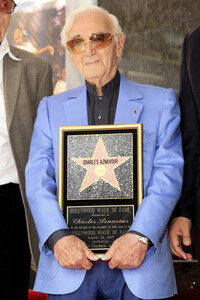 Charles Aznavour erhält einen Stern auf dem Hollywood Walk of Fame in Los Angeles