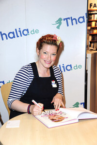 Enie van de Meiklokjes signiert ihr neues Buch 'Handmade' in Hamburg
