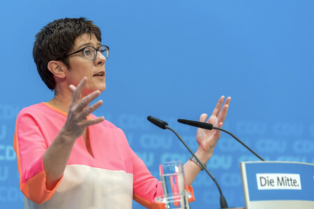 Pressekonferenz mit Angela Merkel und Annegret Kramp-Karrenbauer in Berlin