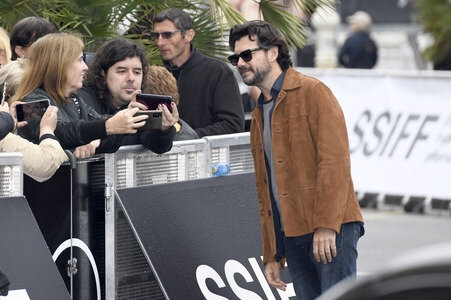 Ankunft von Álvaro Morte auf dem San Sebastian International Film Festival 2025