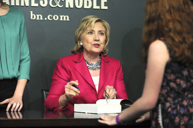 Hillary Clinton signienert ihr Buch 'Hard Choices', New York