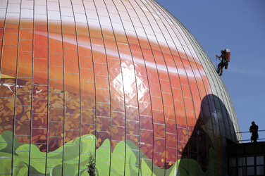 Zeiss-Großplanetarium wird zum 30m großen Burger, Berlin
