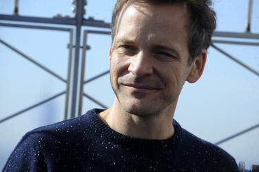 Peter Sarsgaard beleuchtet Empire State Building rot, New York