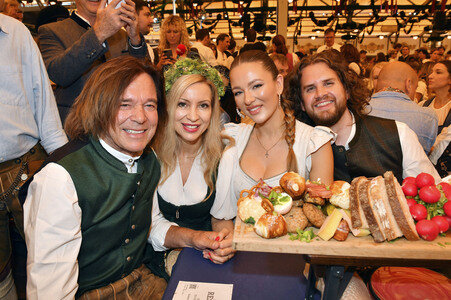 Wiesn Anstich im Schottenhamel Festzelt auf dem Oktoberfest 2025 in München