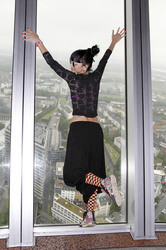 Bai Ling mit Entourage in Düsseldorf