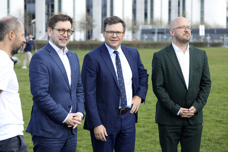 Baumpflanzaktion mit Carsten Schneider in Berlin