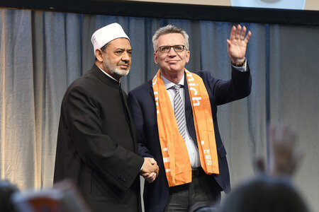 De Maizière und al-Tayyeb auf dem 36. Deutschen Evangelischen Kirchentag in Berlin