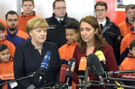 Angela Merkel besucht Jugendfeuerwehr in Berlin