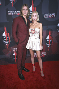 Filmpremiere 'Corporate Retreat' in Burbank