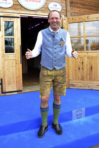 Oktoberfest-Anstich im Fisch Bäda Wiesnstadl in München