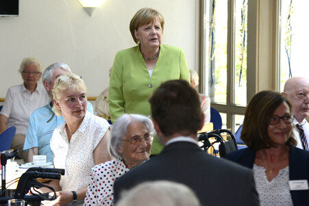 Angela Merkel besucht ein Altenheim in Paderborn