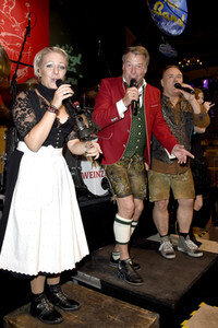 In Kufflers Weinzelt auf dem Oktoberfest 2018 in München