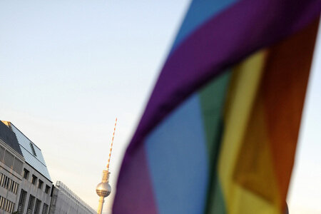 Gedenken an die Opfer des Anschlags von Orlando in Berlin