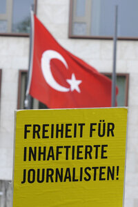 Demonstration für die Freilassung der in der Türkei inhaftierten Journalisten in Berlin