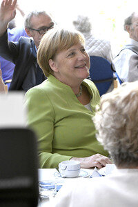 Angela Merkel besucht ein Altenheim in Paderborn