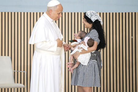 Papst Leo XIV. besucht das Cedia 24 Horas in Madrid