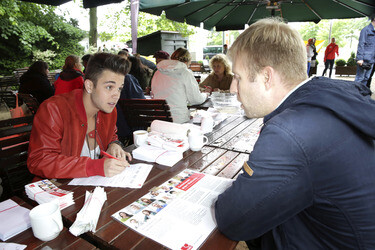 DKMS-Registrierungs- und Informationsstand zum World Blood Cancer Day, Berlin