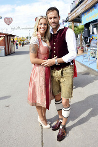 Oktoberfest-Anstich im Fisch Bäda Wiesnstadl in München
