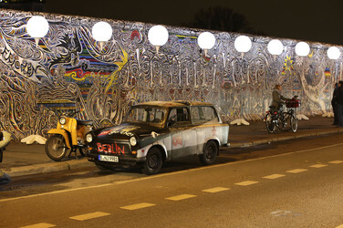 Lichtmauer aus Ballons, Berlin