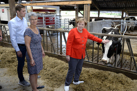 Angela Merkel besucht einen Milchbauernhof in Nienborstel