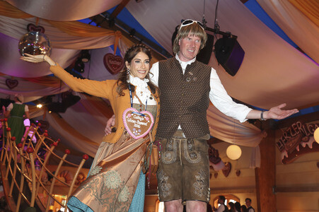 Cathy Hummels Wiesn-Bummel beim Oktoberfest 2026 in München