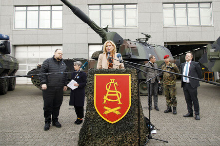 Julia Klöckner beim Besuch der Artillerieschule der Bundeswehr in Idar-Oberstein