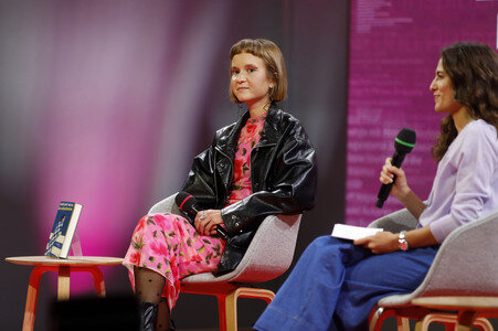 Caroline Wahl auf der Frankfurter Buchmesse 2025 in Frankfurt