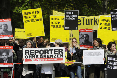 Demonstration für die Freilassung der in der Türkei inhaftierten Journalisten in Berlin