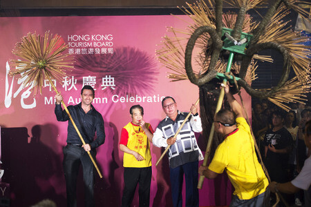 Hugh Jackman beim Tai Hang Fire Dragon Dance Festival in Hong Kong