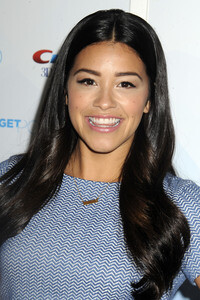 Gina Rodriguez präsentiert ein neues 3D White Produkt in New York