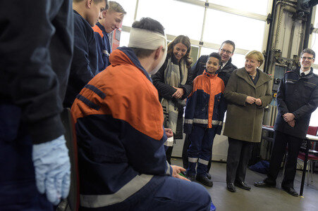 Angela Merkel besucht Jugendfeuerwehr in Berlin