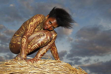 NATURE ART: Auf einem Feld in der Abendsonne / On a Field in the Evening Sun Bodypainting