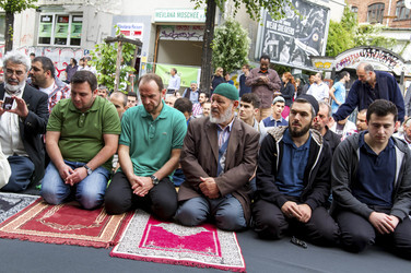 Freitagsgebet vor der abgebrannten Mevlana-Moschee, Berlin