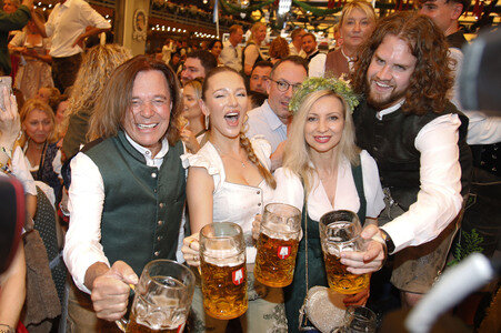 Wiesn Anstich im Schottenhamel Festzelt auf dem Oktoberfest 2025 in München