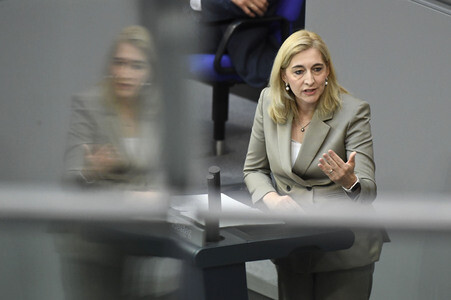 90. Sitzung des Deutschen Bundestages in Berlin