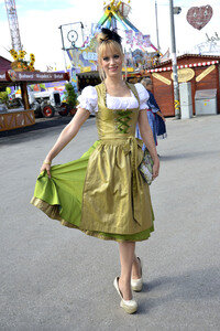 Oktoberfest-Anstich im Fisch Bäda Wiesnstadl in München