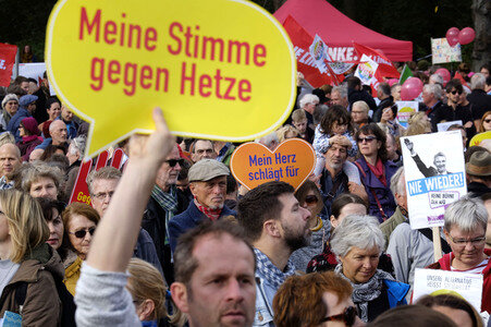 Demonstration 'Gegen Hass und Rassismus im Bundestag' in Berlin