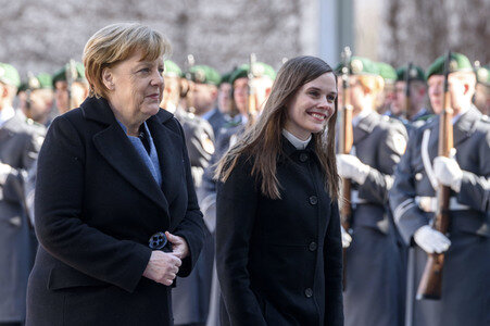 Angela Merkel empängt Katrin Jakobsdóttir in Berlin