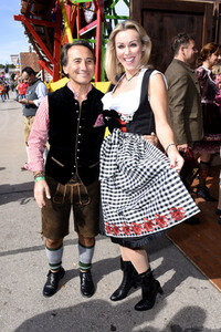 3. Wiesn Charity Lunch im Festzelt Zur Bratwurst beim Oktoberfest 2018 in München