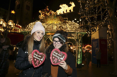 Jana Meyerdierks und Carolina Gorun auf dem Weihnachtsmarkt in Hamburg