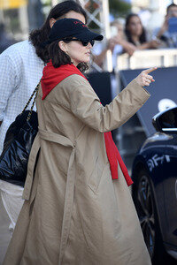 Ankunft von Zoey Deutch auf dem San Sebastian International Film Festival 2025