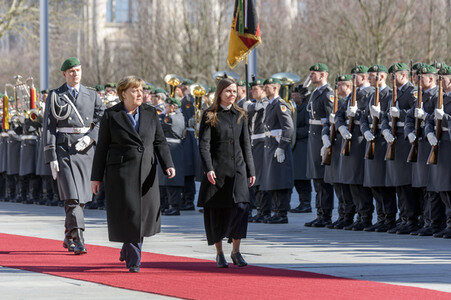 Angela Merkel empängt Katrin Jakobsdóttir in Berlin
